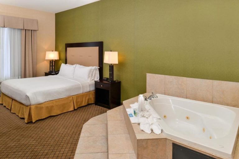 hotels with jacuzzi in room in sacramento ca