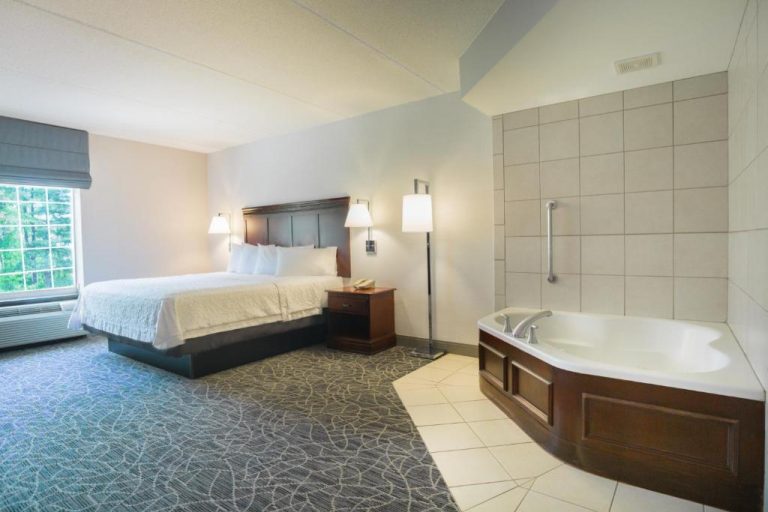 hotels with jacuzzi in room near pittsfield ma