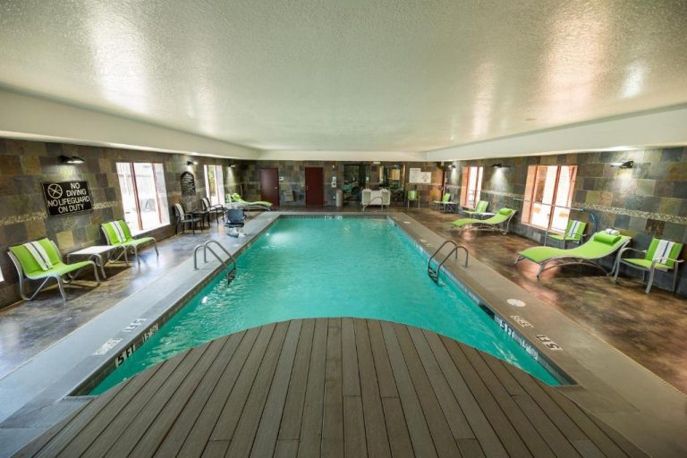 hotel with indoor pool in jackson ms