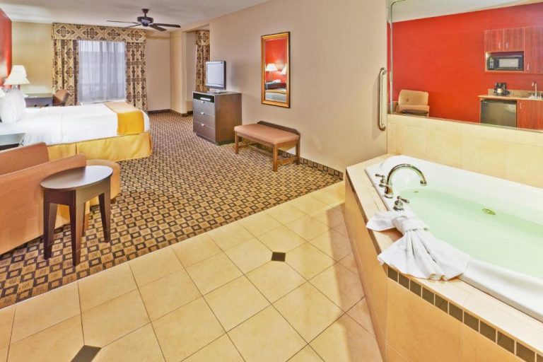 hotels with jacuzzi in room jackson ms