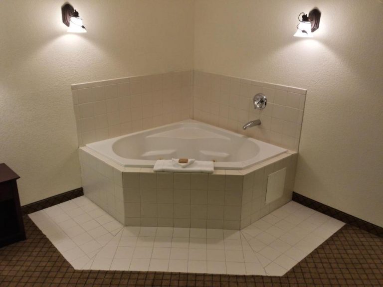 hotels with private hot tubs in room in ga