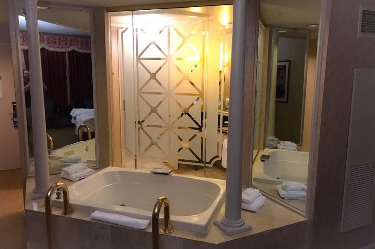 jacuzzi in room in tunica ms