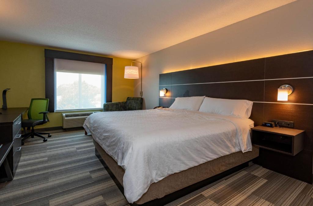 Hotel room with jacuzzi