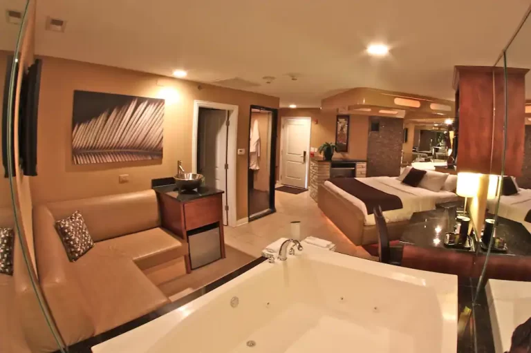 Hotel with jacuzzi in room in Chicago - Hotel Lodge