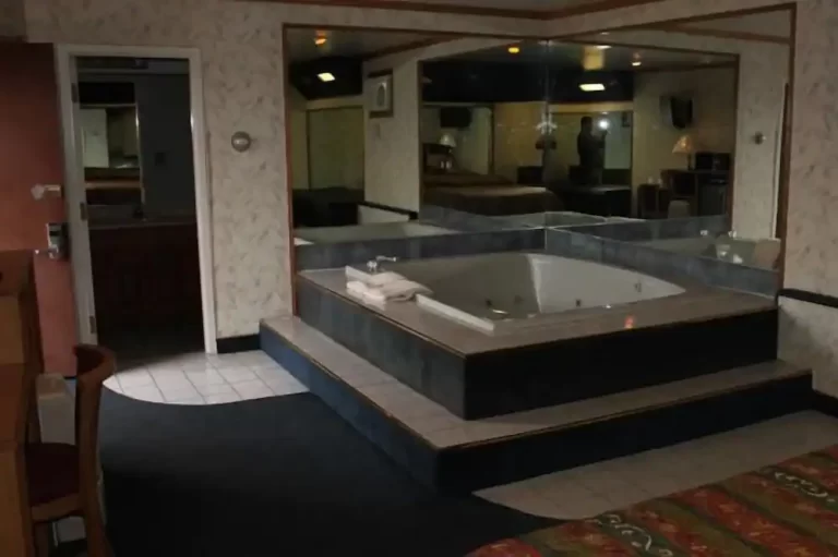 Motel with hot tub in room in chicago