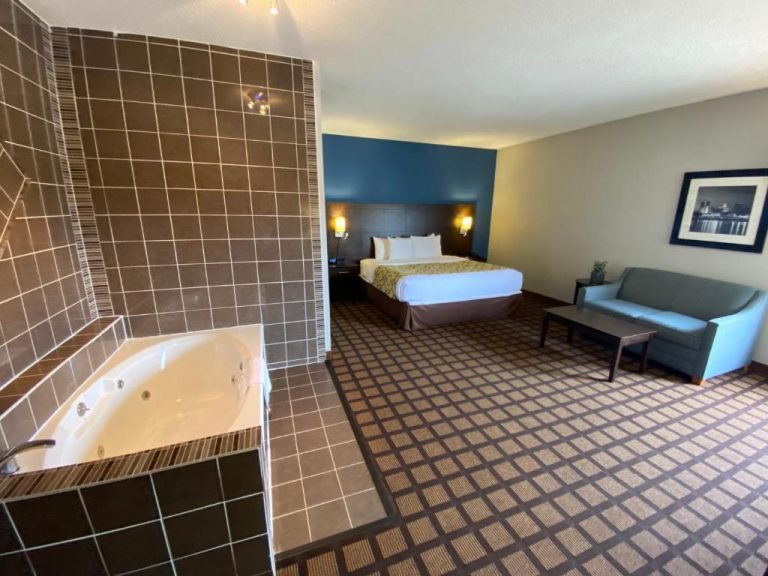 hotel with jacuzzi in room in peoria il