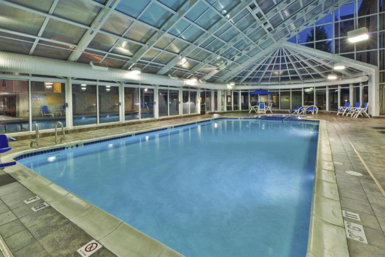 hotel with indoor pool in detroit