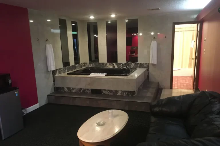 cheap hotel with hot tub in room in chicago