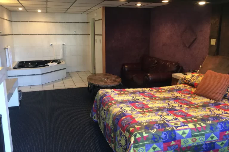 cheap room with hot tub in room in chicago