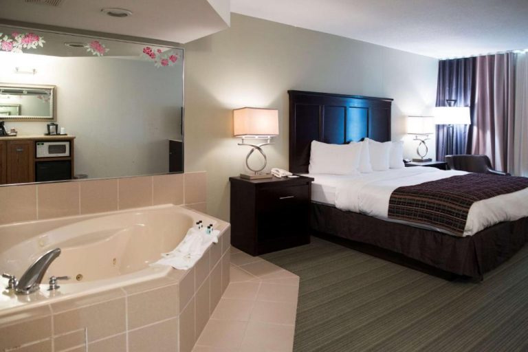 effingham il hotels with jacuzzi in room