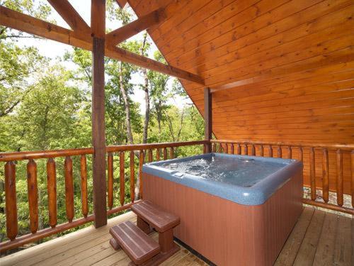 cabin with hot tub in gatlinburg tn