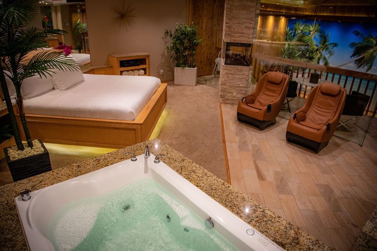 hotels with jacuzzi in room in milwaukee wi