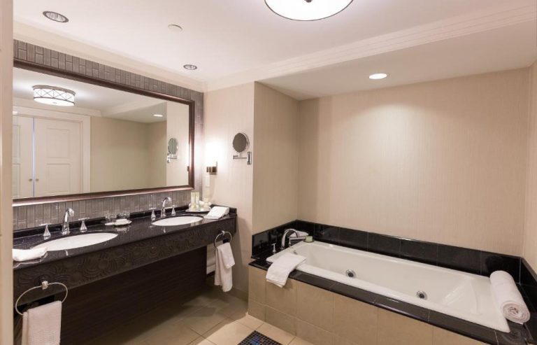 hotels with jacuzzi in room in ct
