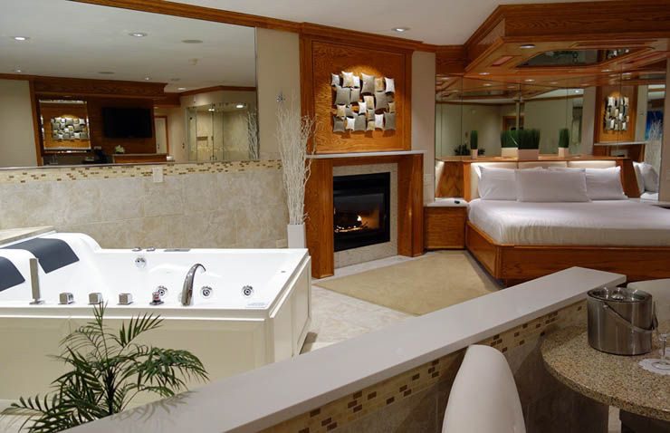 chicago hotel with jacuzzi in room