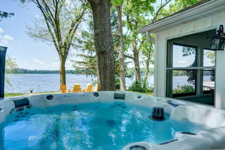 milwaukee holiday home with private jacuzzi