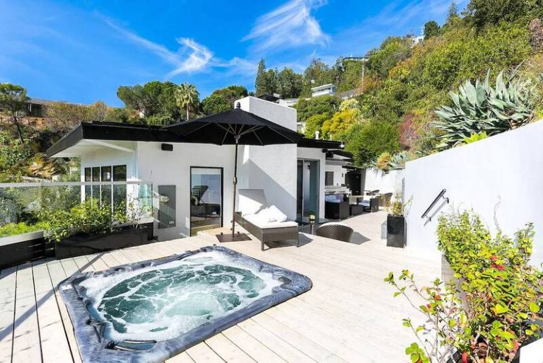 private outdoor jacuzzi in la holiday home