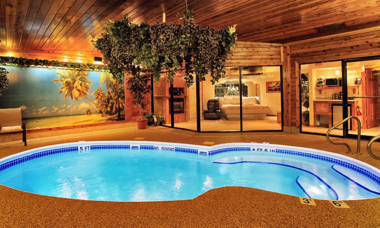 indianapolis hotels with private pool