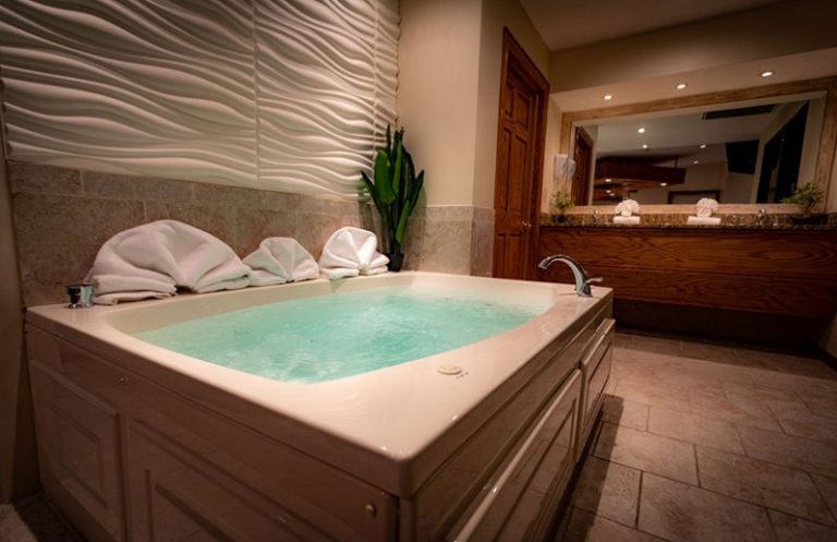 indianapolis hotels with jacuzzi in room