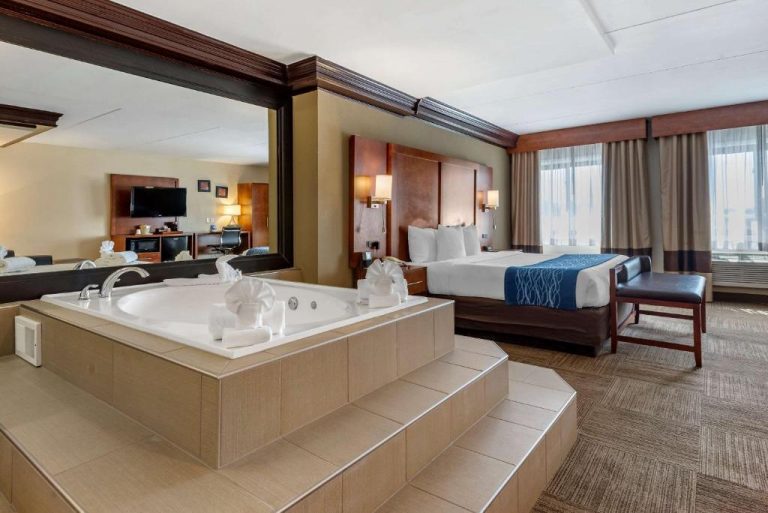 romantic hotel with hot tub in room in NJ