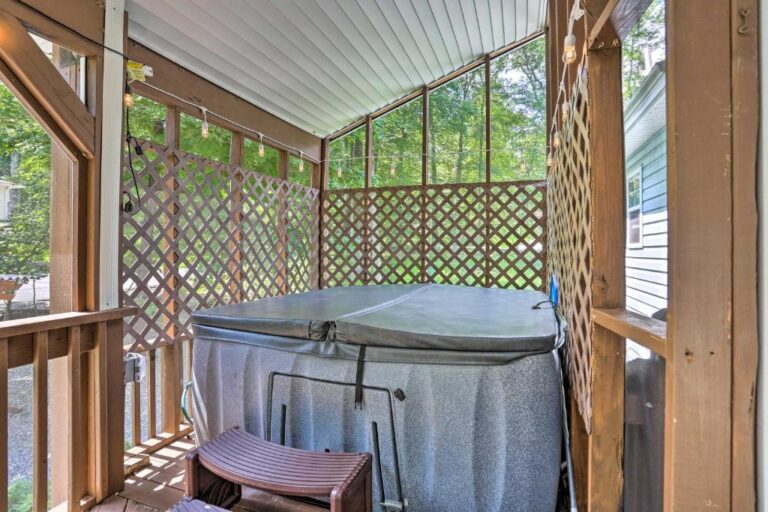 accommodation for couple with hot tub in Pocono
