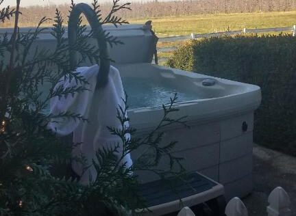accommodation for couples in Oregon with hot tub