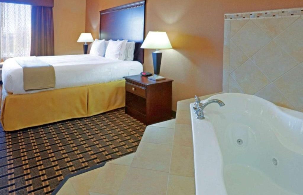 hotel with jacuzzi in room in dallas tx