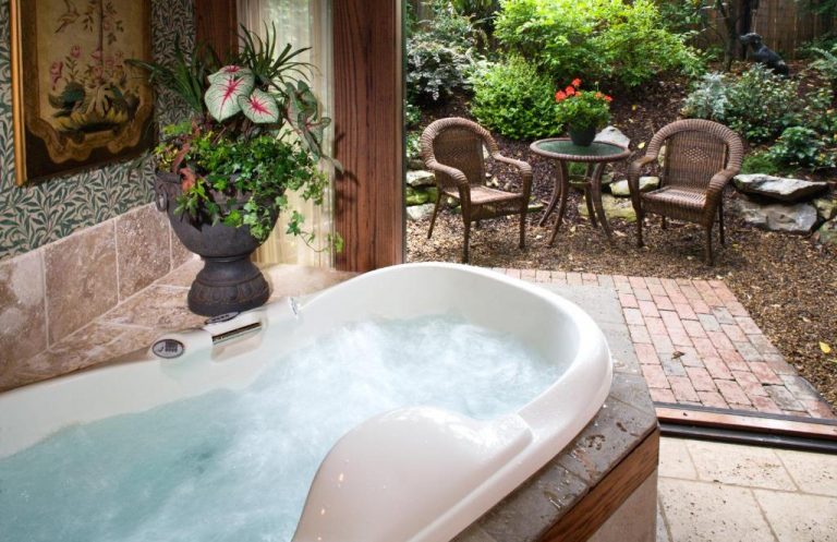 hotel with hot tub in room and garden in north carolina