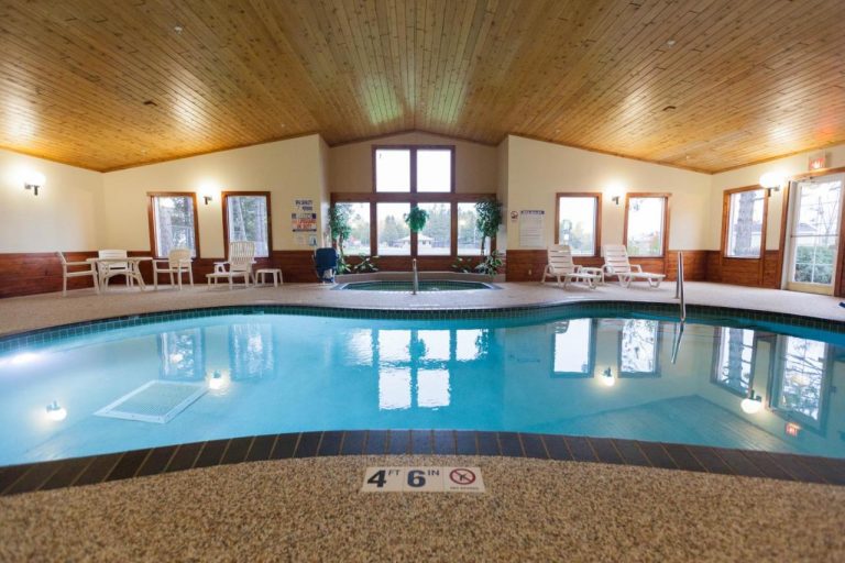 hotel with hot tub in room and spa in Minnesota