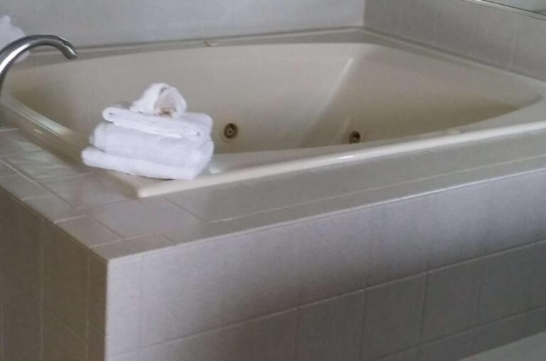 hotel with hot tub in room in Illinois 3