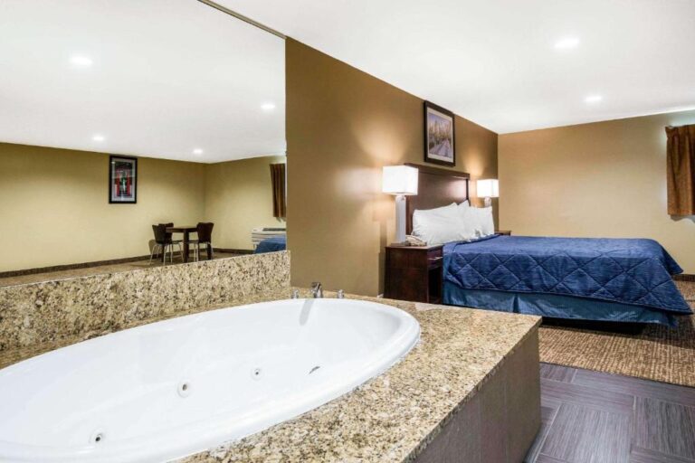 hotel with hot tub inside the room in Chicago