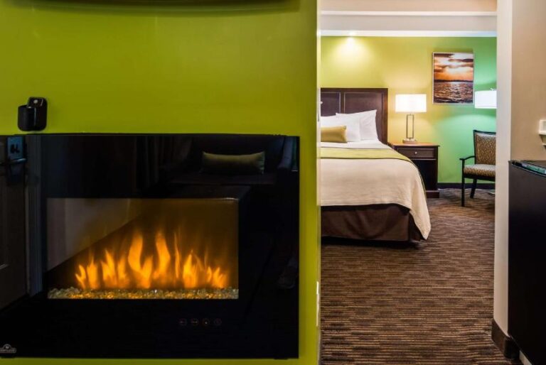 hotel with hot tub near Boston with fireplace