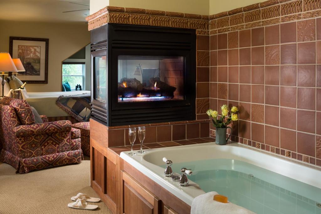 Private jacuzzi in room, Maryland