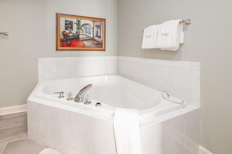 hotel with jetted tub in Alabama