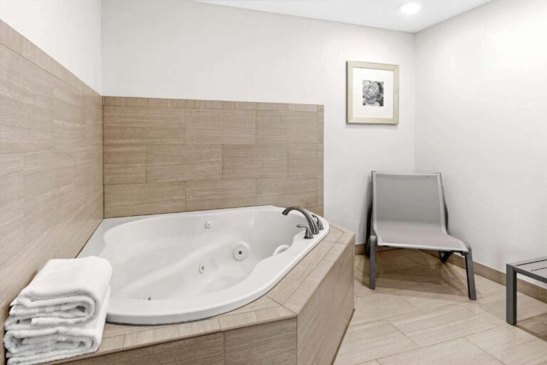 hotel with jetted tub in Portland 2