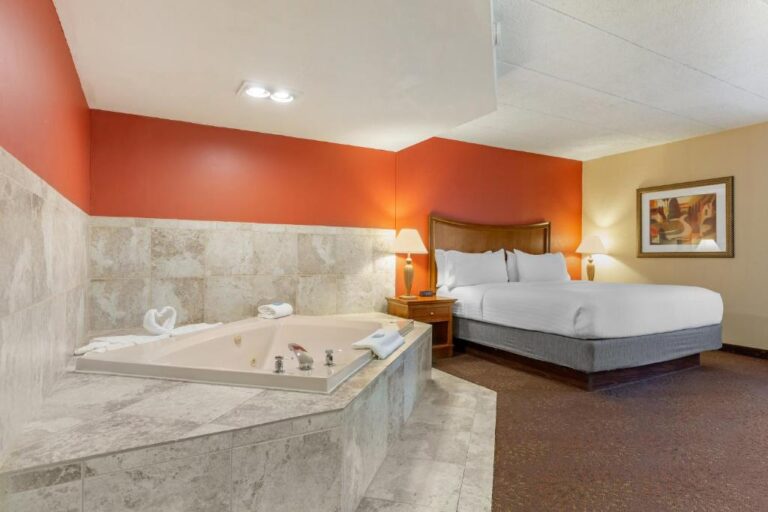 hotel with spa bath in Chicago