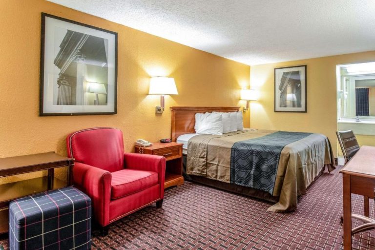 hotels and accommodations with hot tub in room in Ohio 3