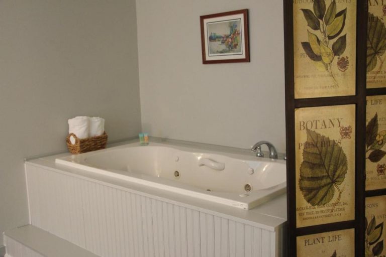 hotels for couples in Vermont with jetted tub