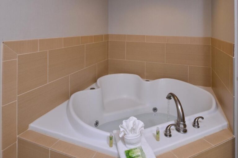 hotels in Chicago with jetted tub