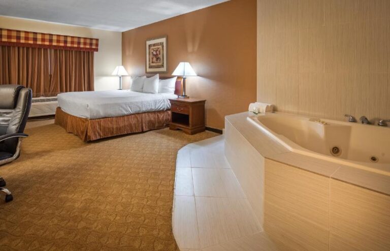 hotels in Illinois for couples with spa bath