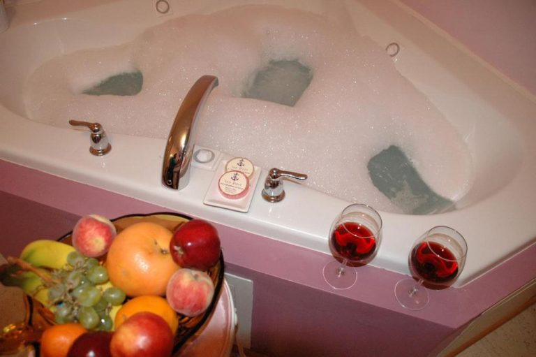 hotels with Jacuzzi® spa bath in Dayton Ohio