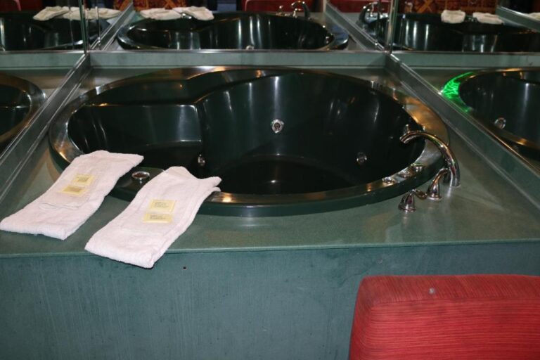 hotels with hot tub in Chicago 2