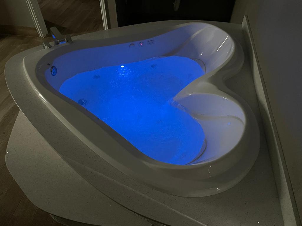 jacuzzi with heart shaped in suite room in Dallas