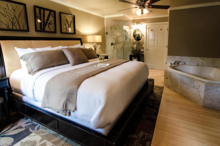 Luxury room with hot tub in Sacramento