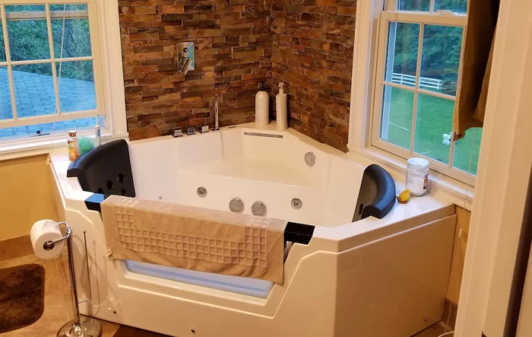 luxury rental in Connecticut with jetted tub