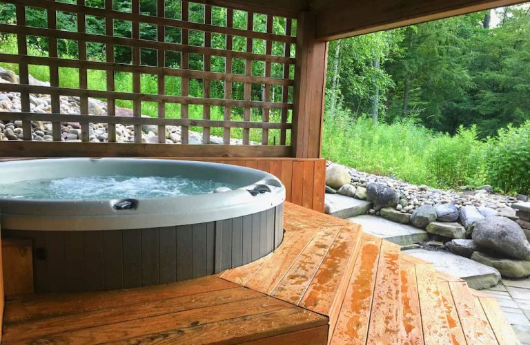 private log house with jacuzzi
