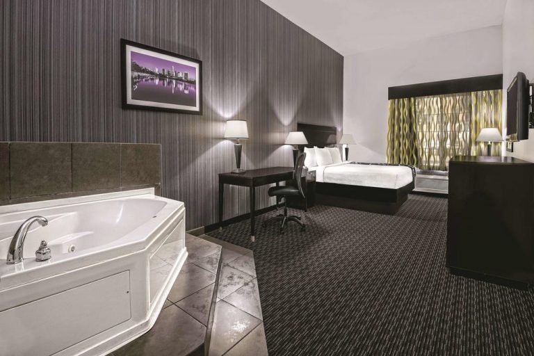 austin hotels with jacuzzi in room