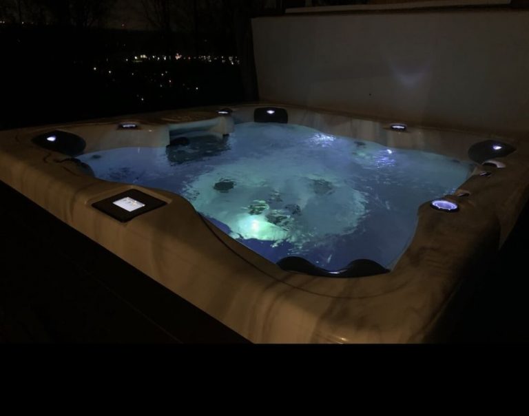 romantic cabin with hot tub in Ohio 4