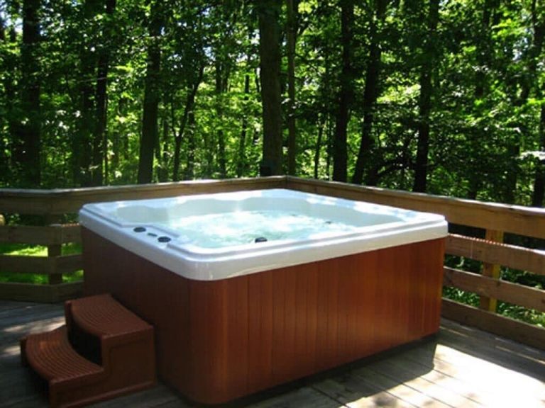 romantic getaway for couples in Virginia with Jacuzzi® tub