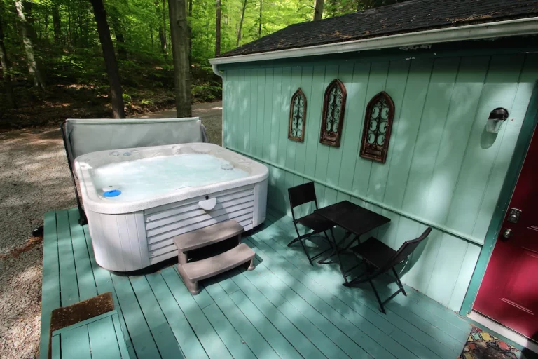 romantic getaway in Pittsburgh with hot tub