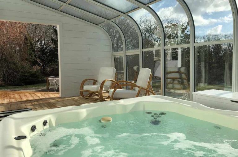 holiday home with private jacuzzi